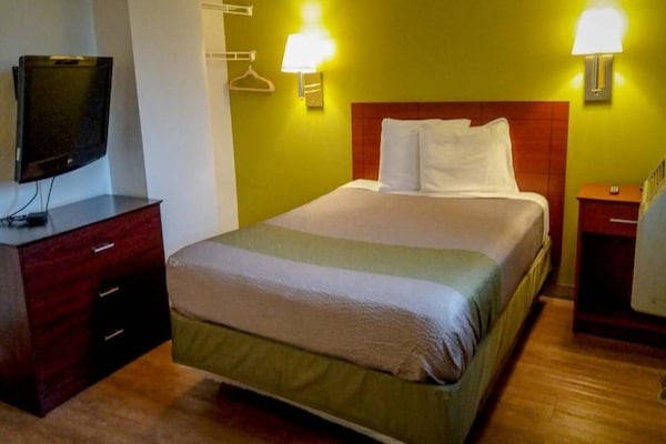 1 Queen Bed Kitchen Smoking - Greensboro, NC