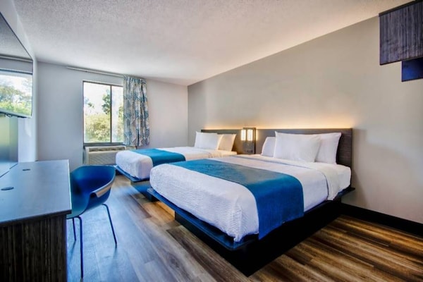 Comfortabele 2-Queen Bed Kamer met WiFi nabij Louisville - thumbnail 5