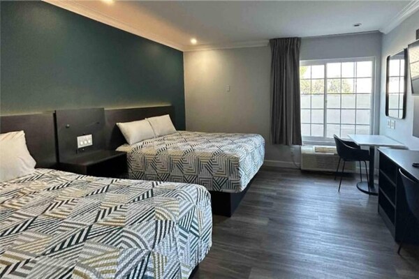 2 Queen Beds  Mobil Access Tub Nsmk Micfridg - Huntington Beach, CA