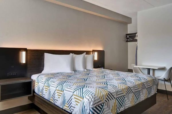 1 Queen Bed  Mobil Access Tub Nsmk Kitchen - ジャクソンビル, FL
