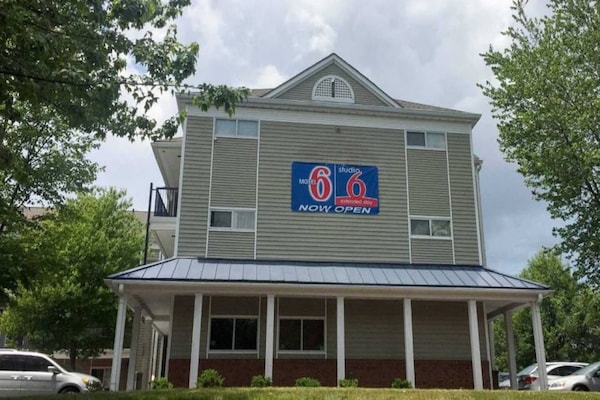 1 Queen Bed  Ada/tub/kitchen - Non-smoking - High Point, NC