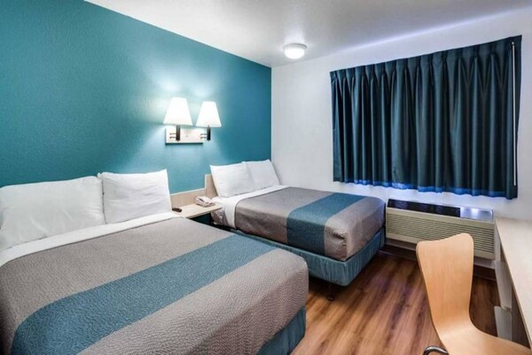 2 Full Beds  Smoking Micfridge - Spokane, WA