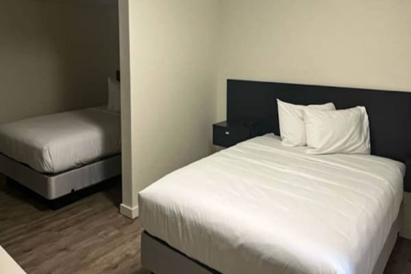 1 Queen Bed  Mobil Access Tub Nsmk Kitchen - Pasco, WA