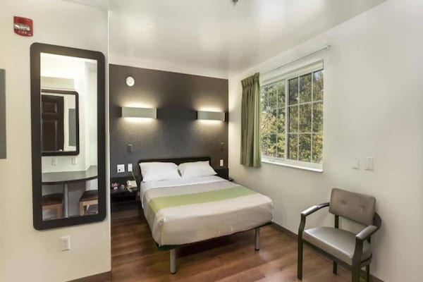 1 Queen Bed  Non-smoking - Highland Park