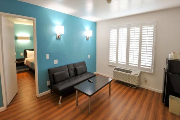 1 Queen Bed Ada/tub/micfridge Non-smoking - Costa Mesa, CA