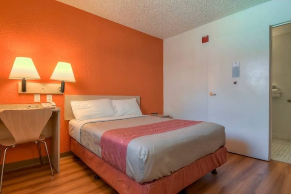 1 Queen Bed  Deluxe Mini Fridge - La Mirada, CA
