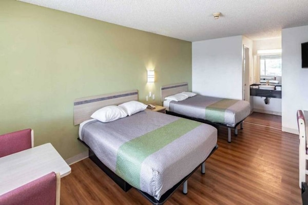 2 Queen Beds Ada/ri Shower/non-smoking - Lewiston, ID