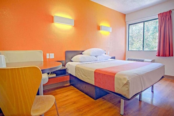 1 King Bed  Micfridge - Highland Park
