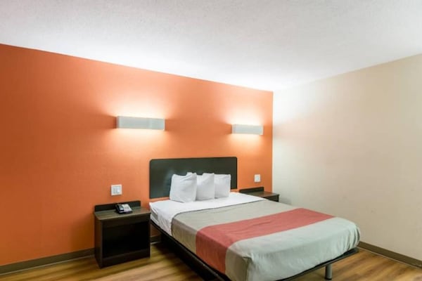 1 King Bed  Non-smoking - Highland Park