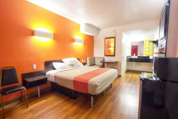 1 King Bed - Highland Park