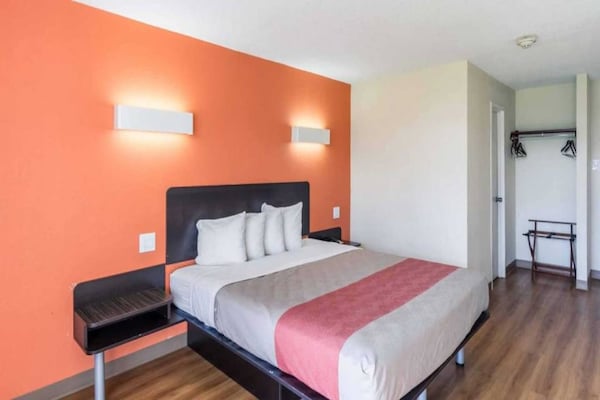 1 King Bed  Smoking - Highland Park