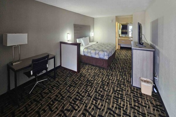 Knusse suite met kingsize bed, koelkast en magnetron in Jackson, MS - thumbnail 3