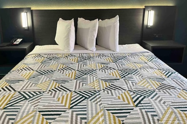 1 King Bed  Smoking Kitchen - Huntsville, AL