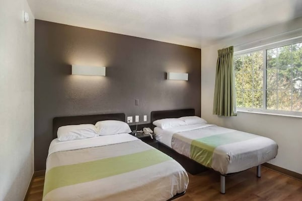 2 Full Beds  Smoking - Highland Park