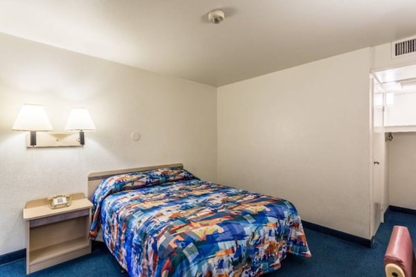 1 Queen Bed  Non-smoking Micfridge - Moses Lake, WA