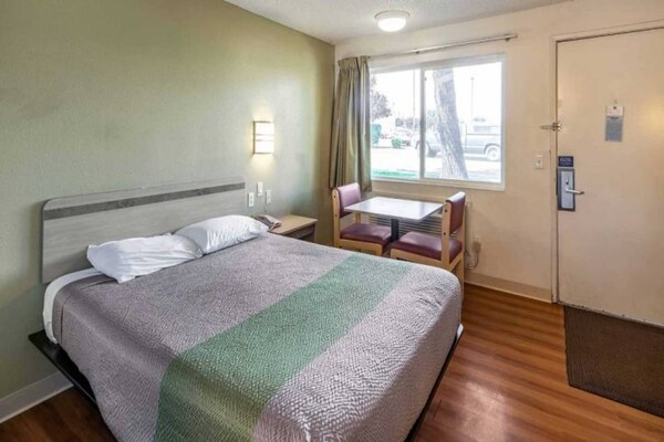 1 Queen Bed  Non-smoking - Lewiston, ID