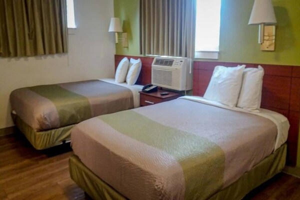 2 Full Beds  Kitchen - High Point, NC