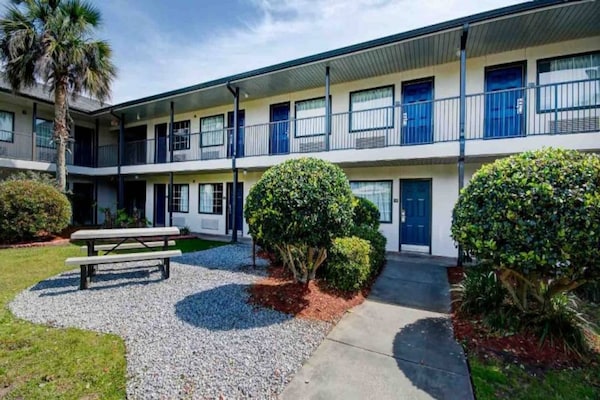 2 Full Beds  Smoking - Biloxi, MS