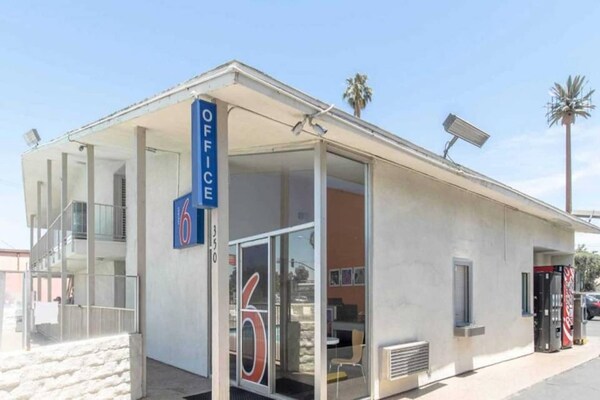 1 Queen Bed  Ada/ri Shower/non-smoking - Bakersfield, CA