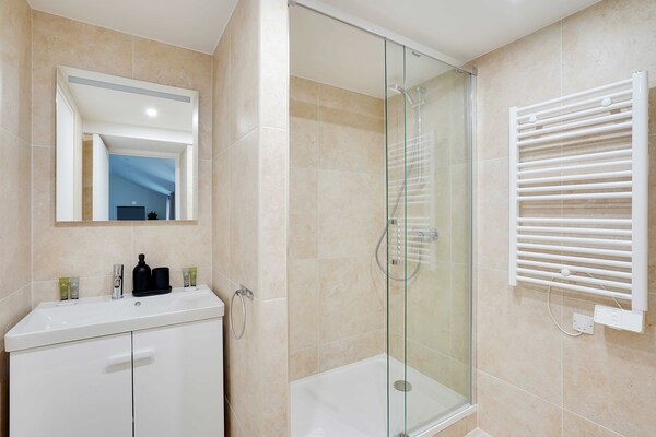Licht en modern appartement voor 4 personen in Ivry-sur-Seine - thumbnail 4