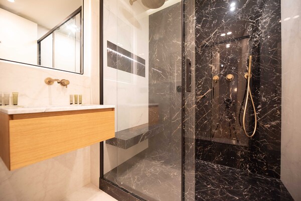 Modern appartement met Scandinavisch design in het bruisende 9e arrondissement van Parijs - thumbnail 5