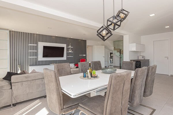 Luxe vier-slaapkamer villa met privézwembad in Vodice, vlakbij zee - thumbnail 3