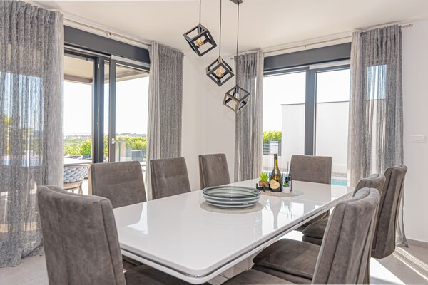 Luxe vier-slaapkamer villa met privézwembad in Vodice, vlakbij zee - thumbnail 1