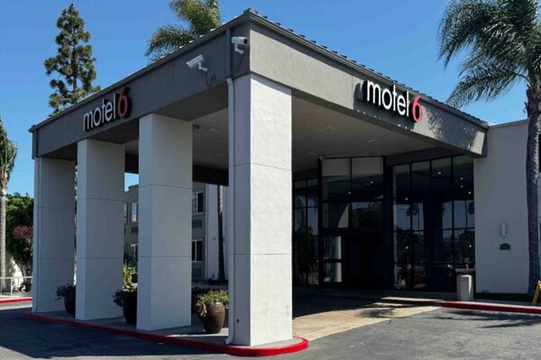 1 King Bed  Mobil Access Tub Nsmk Micfridg - Carson, CA