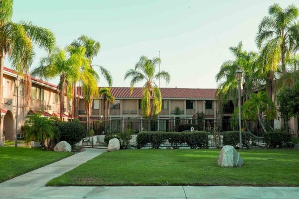 Comfortabel appartement in Anaheim Hills met zwembad, vlakbij Disneyland - thumbnail 3