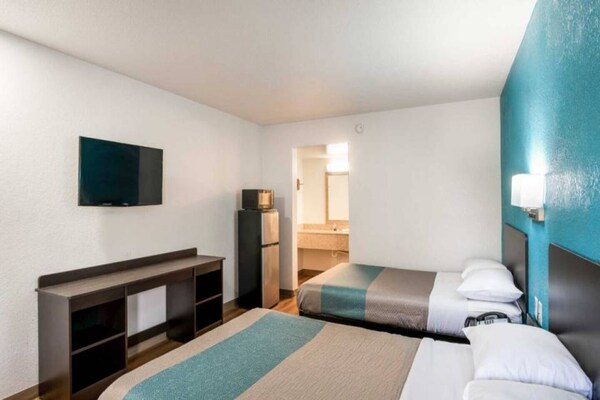 Rustige kamer met 2 dubbele bedden, koelkast & magnetron nabij Lexington Airport - thumbnail 3
