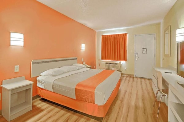 1 King Bed  Mobility Accessible Tub Nsmk - Medford, NJ