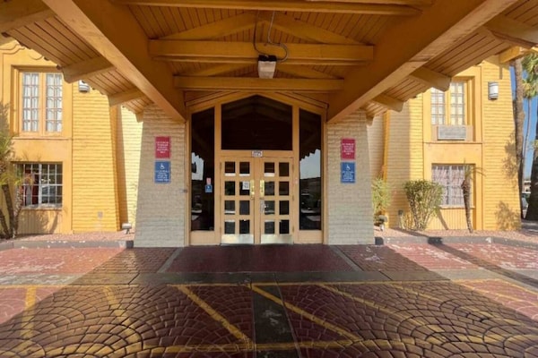 1 King Bed Non-smoking Micfridge - Maryvale Village – Phoenix