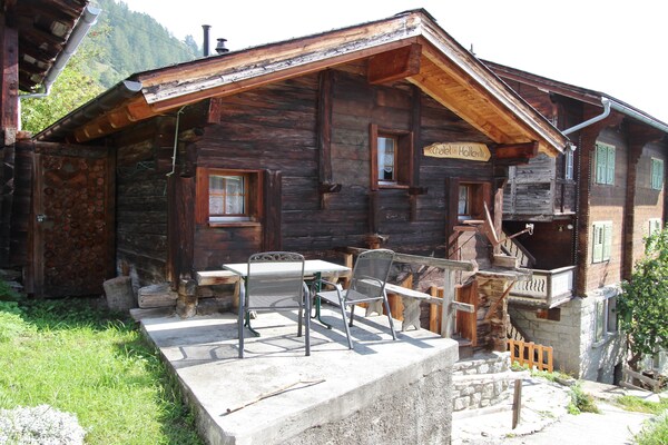 Rustiek houten chalet in Betten met panoramisch uitzicht op de Walliser bergen - thumbnail 1