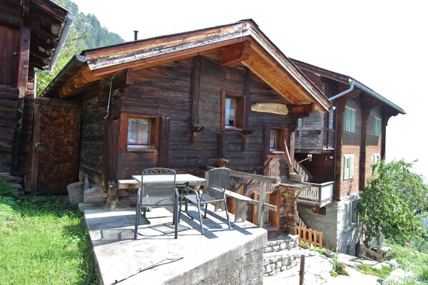 Rustiek houten chalet in Betten met panoramisch uitzicht op de Walliser bergen - thumbnail 2
