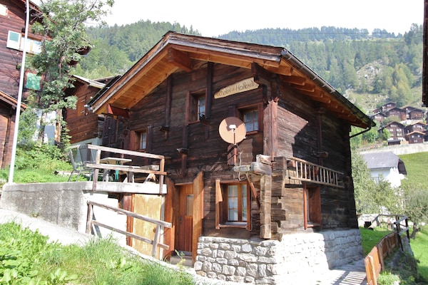 Rustiek houten chalet in Betten met panoramisch uitzicht op de Walliser bergen - thumbnail 3