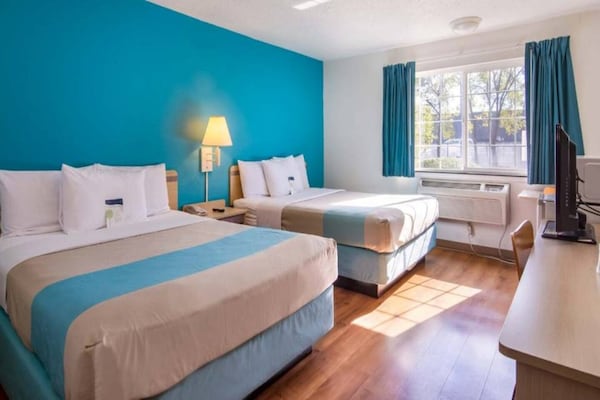 2 Queen Beds  Mobility Accessible Non-smoking - The Dalles, OR