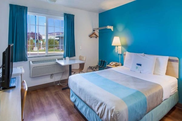 1 Queen Bed  Smoking - The Dalles, OR