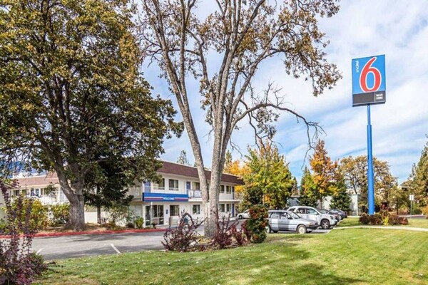 1 Queen Bed Ada/ri Shower Non-smoking\ Micfridge - Yreka, CA