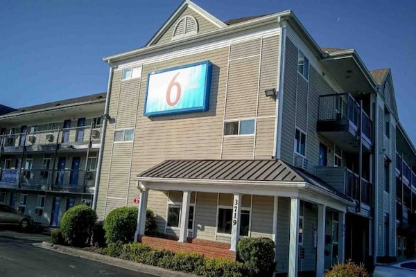 Ruime suite met kitchenette in Fayetteville – hondvriendelijk en vlakbij Fort Bragg - thumbnail 2