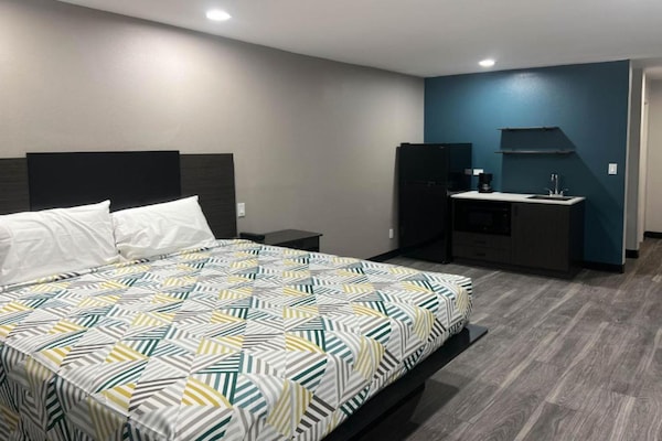 1 King Bed  Non-smoking Kitchen - Oklahoma City, OK