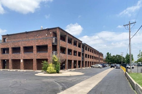 Comfortabel appartement met kingsize bed nabij Oklahoma City Fairgrounds - thumbnail 2