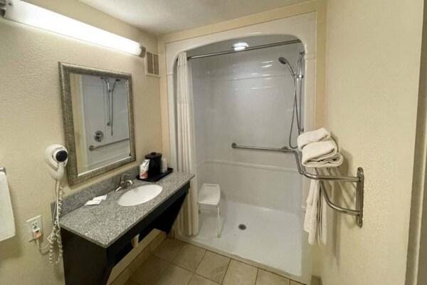 Comfortabel appartement met kingsize bed nabij Oklahoma City Fairgrounds - thumbnail 6