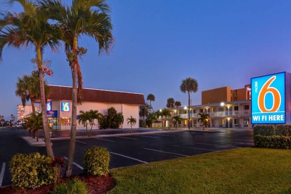 2 Queen Beds Kitchen - Cocoa Beach
