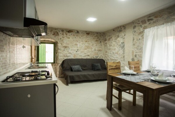 Authentiek stenen appartement in Murter, vlakbij strand en centrum - thumbnail 2