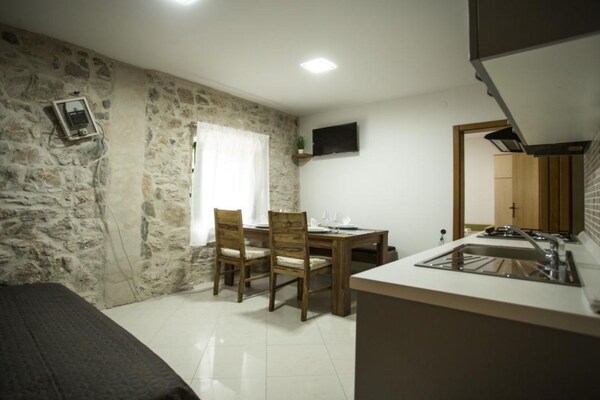 Authentiek stenen appartement in Murter, vlakbij strand en centrum - thumbnail 3