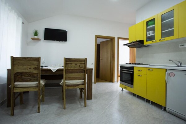 Op 900 m van zee: Rustiek appartement in Murter voor 4 personen - thumbnail 3