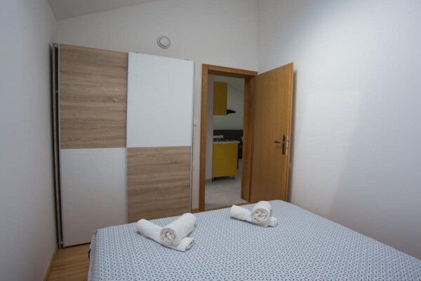 Op 900 m van zee: Rustiek appartement in Murter voor 4 personen - thumbnail 5
