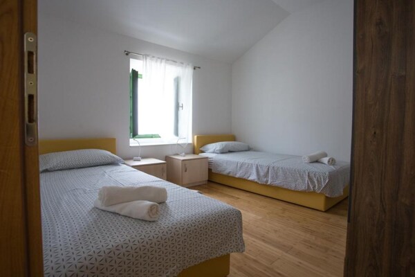 Op 900 m van zee: Rustiek appartement in Murter voor 4 personen - thumbnail 6