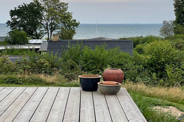 Charmant vakantiehuis met panoramisch uitzicht op de Diernæs-bocht, op 100 meter van het strand - thumbnail 1