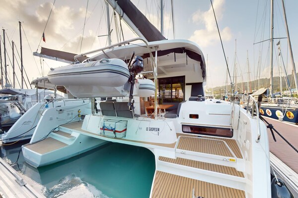 Luxe Catamaran met Skipper & Kok in San Bartolomé, 4 hutten - thumbnail 1
